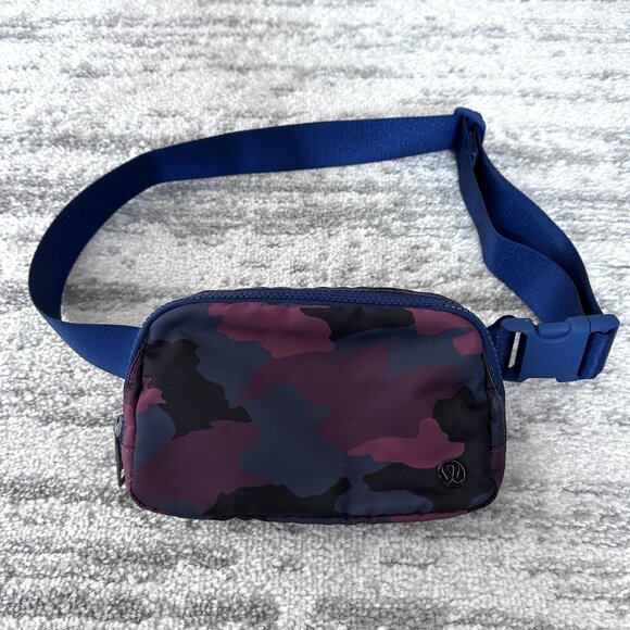 Lululemon Everywhere Belt Bag 1L Camo Smoky Red Night Sea Camo - Picture 3 of 5